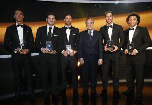 Florentino Pérez, presidente del Real Madrid, posa con sus jugadores que fueron incluidos en el equipo ideal de la temporada 2012: Cristiano Roaldo, Iker Casillas, Xabi Alonso, Sergio Ramos y Marcelo.