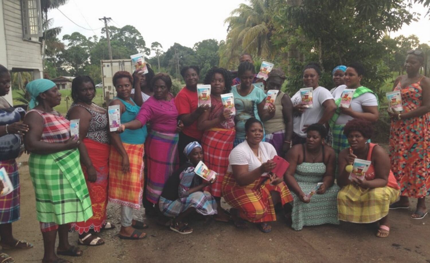 Un grupo de mujeres del pueblo de Kapisekele (Surinam) mostrando orgullosas sus productos empaquetados, elaborados a base de yuca.