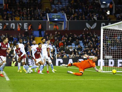 Campbell marca el segundo gol del Stevenage durante el partido de la FA Cup contra el Aston Villa (1-2).