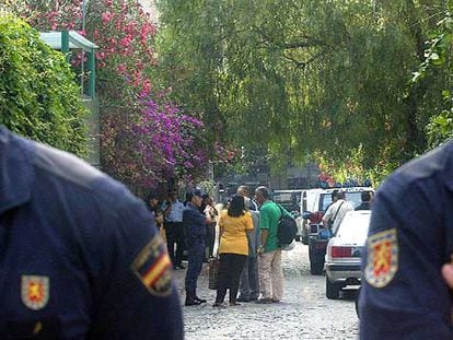 La policía vigilando el pasaje de Méndez Vigo, ayer, tras el atentado.