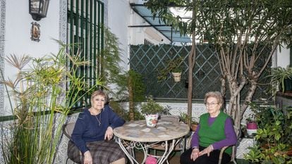 Claudia y Amparo, sentadas en su porche de la colonia Ciudad Jardín Alfonso XIII.