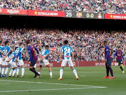 Los equipos rivales experimentan sin éxito diferentes estrategias para detener los lanzamientos directos del 10, que ya suma 41 goles de falta con el Barça