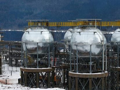 Depósitos de gases de petróleo licuados en instalaciones de Irkutsk Oil Company, en la región de Irkutsk (Rusia).