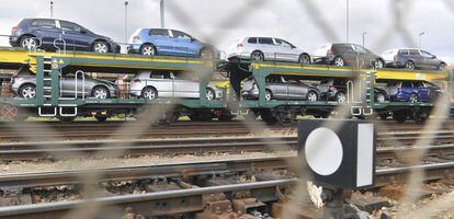 Tren de mercancías transporta coches nuevos