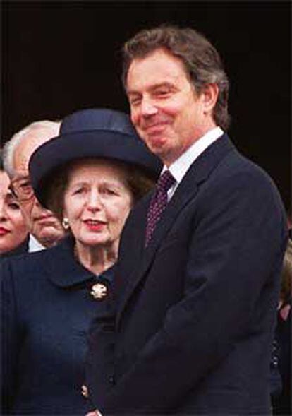 Tony Blair y Margaret Thatcher, tras asistir a un funeral en 1999.