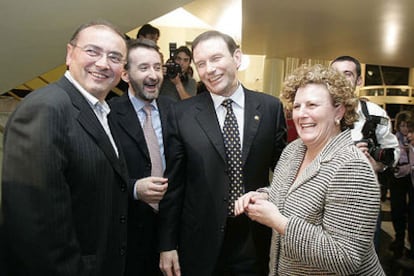 Javier Madrazo (EB), Josu Jon Imaz (PNV), el <i>lehendakari,</i> Juan José Ibarretxe, y Begoña Errazti (EA) celebran la aprobación del plan.