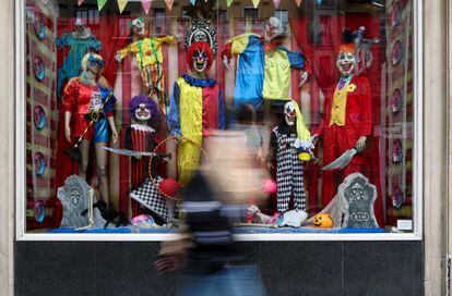 Una persona pasa por delante de un escaparate con disfraces de Halloween en Madrid.