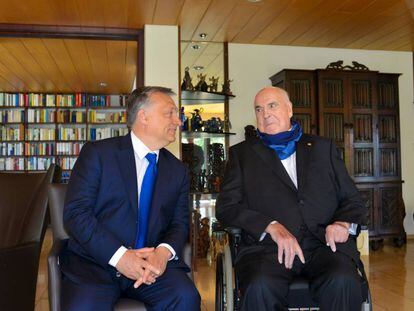 El primer ministro húngaro, Viktor Orbán, y el excanciller Helmut Kohl, en la casa de este en Ludwigshafen (Alemania), el 19 de abril.