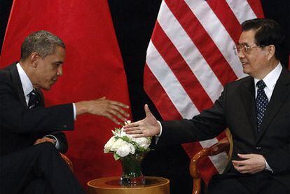 El presidente de EE UU, Barack Obama, saluda a su homólogo chino, Hu Jintao, durante un encuentro ayer en Seúl durante el G-20.