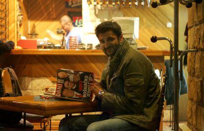 El escritor, Emir Suljagic y periodista de la revista Dani, superviviente de la matanza de Srebrenica, fotografiado en un café de Sarajevo.