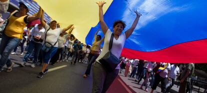 Opositores venezolanos participan en una marcha para exigir la inmediata anulación de una norma que permite a la Fuerza Armada el uso de la fuerza "potencialmente mortal" en el control de manifestaciones.