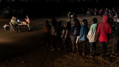 Una fila de menores sin acompañante se registra ante la patrulla fronteriza de EE UU, este 14 de mayo en Texas.