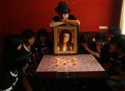 Un grupo de vietnamitas lamenta la muerte de Michael Jackson, ante una foto del ídolo, en un café de Hanoi