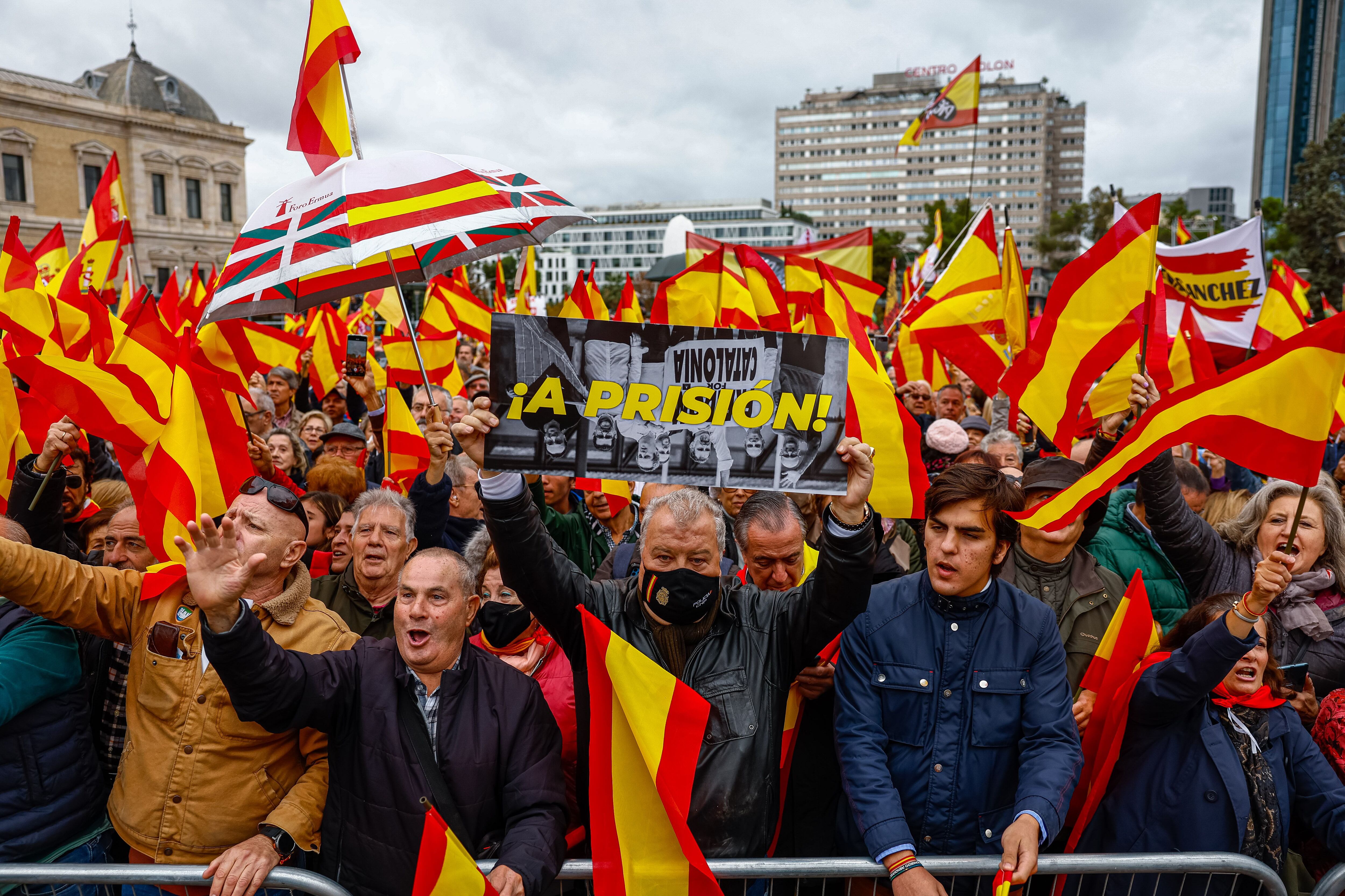 MADRID, 29/10/2023.- Vista de la manifestación contra la amnistía y las negociaciones convocada este domingo por la Fundación Para la Defensa de la Nación Española (DENAES), en la Plaza de Colón en Madrid.- EFE/ Daniel González
