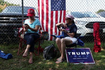 Partidarios de Donald Trump lo esperan en la entrada de la cárcel de Georgia. El expresidente aceptó pagar una fianza de 200.000 dólares después de que sus abogados se reunieron con la Oficina de la Fiscal de Distrito del Condado de Fulton.