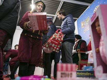 Aspecto que ofrec&iacute;a ayer por la noche el estand de la campa&ntilde;a solidaria &#039;Cap nen sense joguina&#039;