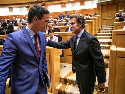 Pedro Sánchez (a la izquierda) saluda a Alberto Núñez Feijóo en el Senado el pasado 6 de junio.