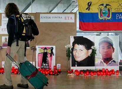 Altar de homenaje a los dos jóvenes ecuatorianos asesinados por ETA en la T-4 de Barajas.