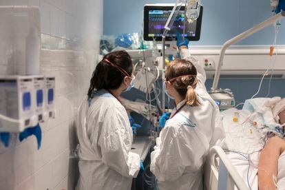 Dos sanitarias atienden a una paciente en la UCI del Hospital del Mar de Barcelona