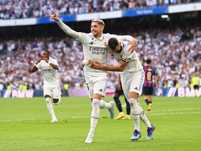 MADRID, SPAIN - OCTOBER 16: Federico Valverde of Real Madrid celebrates with teammate Karim Benzema after scoring their team's second goal during the LaLiga Santander match between Real Madrid CF and FC Barcelona at Estadio Santiago Bernabeu on October 16, 2022 in Madrid, Spain. (Photo by David Ramos/Getty Images)
