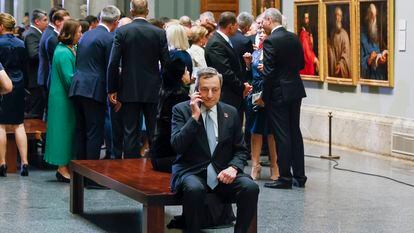 El primer ministro italiano, Mario Draghi, habla por teléfono en una sala del Museo del Prado, apartado del resto de mandatarios.