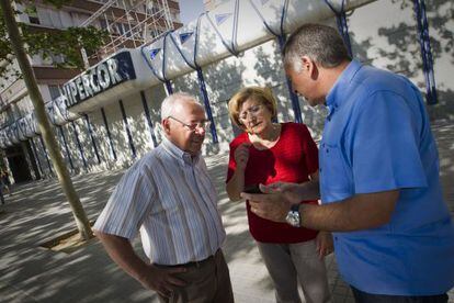 Enrique Vicente y Núria Manzanares charlan con Roberto Manrique (de azul), otra víctima del atentado de Hipercor.