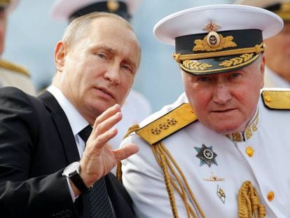 Vládimir Putin habla con el comandante en jefe de la Marina rusa, Vládimir Korolev, hoy en San Petersburgo. En vídeo, el vicepresidente de EE UU, Mike Pence, advierte de que Trump firmará las nuevas sanciones a Rusia.