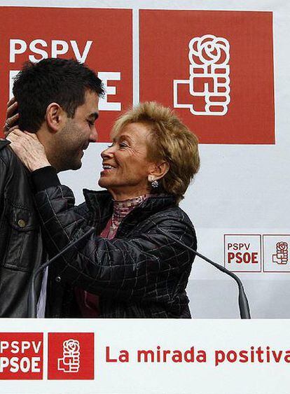 La vicepresidenta primera del Gobierno y cabeza de lista del PSOE por Valencia, María Teresa Fernández de la Vega, saluda al candidato Ferrán Bono, durante la presentación de la candidatura del PSPV-PSOE al Congreso de los Diputados para las generales del 9 de marzo.