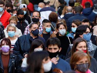 Gente paseando por una calle comercial de Terrassa el pasado 23 de abril, día de Sant Jordi.