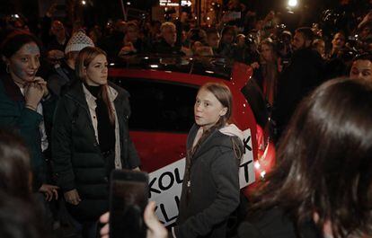 La activista sueca Greta Thunberg ha abandonado la manifestación en Madrid: "La policía nos ha dicho que no podemos continuar así", ha dicho a los medios de comunicación en la capital. La activista sueca, de 16 años, se ha ido en coche por recomendación de la policía ante la imposibilidad de avanzar al verse rodeada de gente y periodistas.