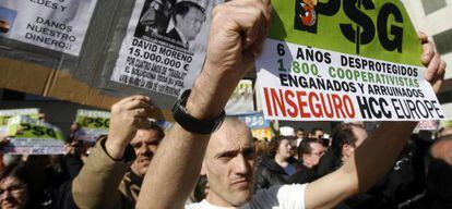 Protesta de afectados por la PSG ante el Ayuntamiento de Getafe en 2010.