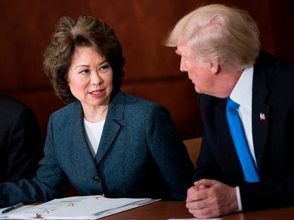 La entonces secretaria de Transporte de EE UU, Elaine Chao, y Donald Trump, en una reunión en 2017.