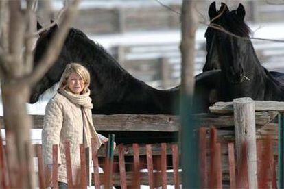 Martha Stewart posa junto a sus caballos en su mansión tras su regreso de prisión