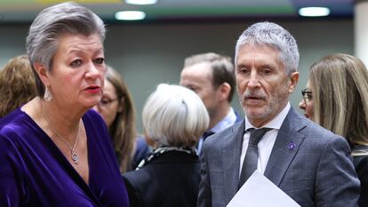 La comisaria europea de Interior, Ylva Johansson, y el ministro del Interior español, Fernando Grande-Marlaska, en una reunión en Bruselas este martes.
