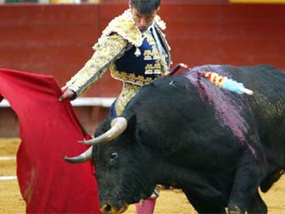El Califa, durante su primer toro.