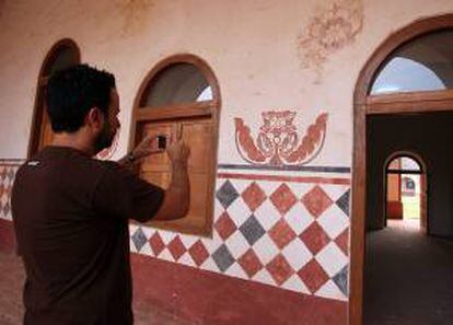 Fotografía tomada en agosto de 2010 en la que se observa a un turista al registrar las pinturas del santuario jesuítico de San José de Chiquitos, departamento oriental de Santa Cruz (Bolivia). EFE/Archivo