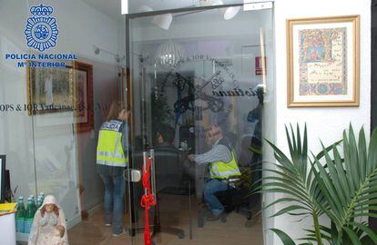 Varios polic&iacute;as, en las oficinas de la falsa Banca Vaticana.
