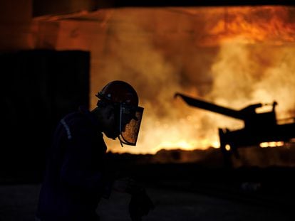 Un trabajador de un alto horno en la planta de hierro y acero de Chongqing, en China.