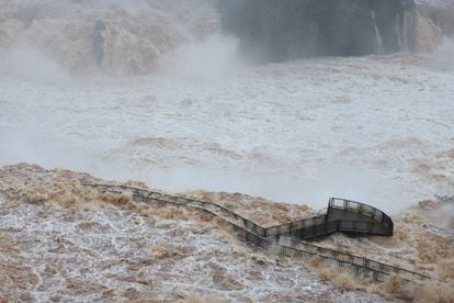 El pasado 30 de octubre, las cataratas, uno de los lugares más visitados de la región y que comparten Argentina y Brasil, acumularon 24,2 millones de litros por segundo en su momento más álgido, cuando el caudal normal es de 1,5 millones de litros. 