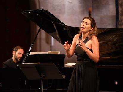 La soprano Sabina Puértolas acompañada del pianista Rubén Fernández Aguirre.