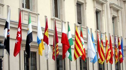 Banderas española y de las Comunidades Autónomas en la fachada del Senado.