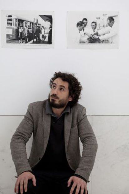 El artista Misha Bies Golas, en la exposición que presenta en el CGAC.