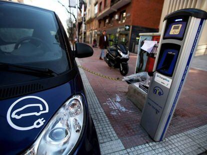 Vehículo eléctrico cargando en Santa Engracia.