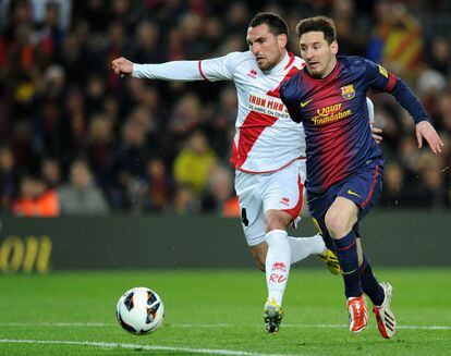Messi se marcha de Arbilla para hacer el tercer gol del Barça.