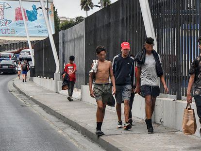 Menores deambulando por el centro de Ceuta el pasado agosto.