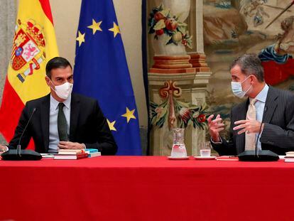 Felipe VI y Pedro Sánchez, este martes en el palacio del Pardo en Madrid.