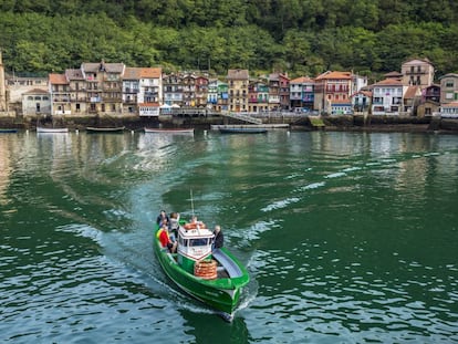 La motora tradicional que cruza de Pasajes de San Juan (en la foto) a Pasajes de San Pedro, en la comarca guipuzcoana de Oarsoaldea (País Vasco). 