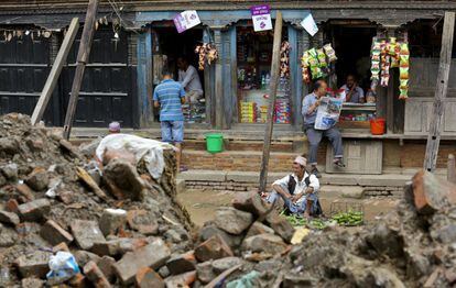La vida continúa entre los escombros de la ciudad cultural de Bhaktapur.