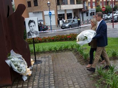 Alberto Núñez Feijóo y Marimar Blanco asisten este jueves a la ofrenda floral ante el monolito en recuerdo a Miguel Ángel Blanco en Ermua (Bizkaia).