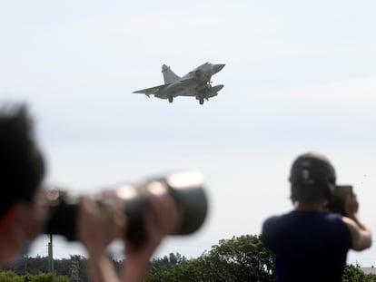 Un avión militar de Taiwán aterriza en la base de Hsinchu, este domingo.